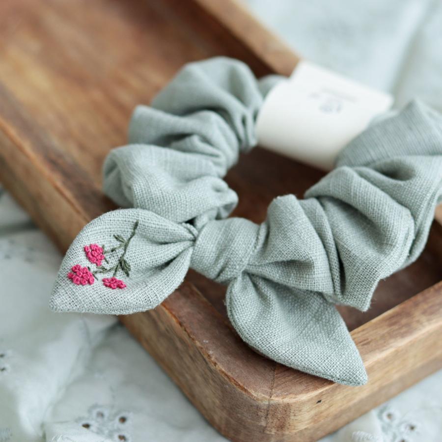 Gumička - Scrunchies Vyšívaná